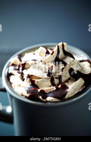 Sahne und Schokolade in einer Tasse Stockfoto