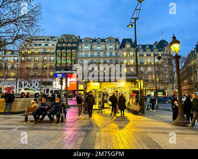 Paris, Frankreich, Menschenmassen, Straßenszene, Nacht, Avenue Champs-Elysées, News Kiosque, Lighting, Kiosque, eine Zeitschrift Stockfoto