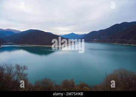 Georgien : 20-11-2022: 10Mountain See des Zhinvalskoe Reservoir, Georgien. Das wunderschöne Wasserreservoir am Fluss Aragvi, der obere Teil in der Nähe der Anan Stockfoto