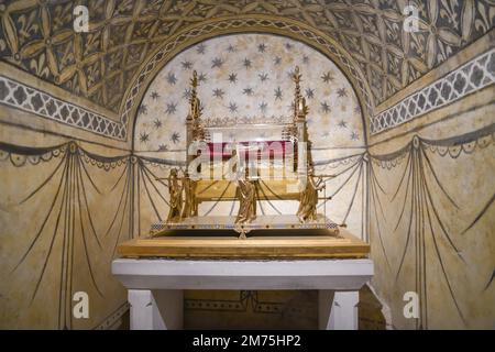 Das Relikt des Heiligen Magdalena in der Krypta der frühgotischen Basilika Sainte-Marie-Madeleine, Vezelay, Departement Yonne, Bourgogne-Franche-Comte Stockfoto