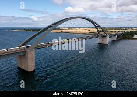 Drohnenfoto, Drohnenfoto, Fehmarnsundbrücke über die Ostsee, Lkw- und Pkw-Verkehr, Fehmarn-Insel, Schleswig-Holstein, Deutschland Stockfoto