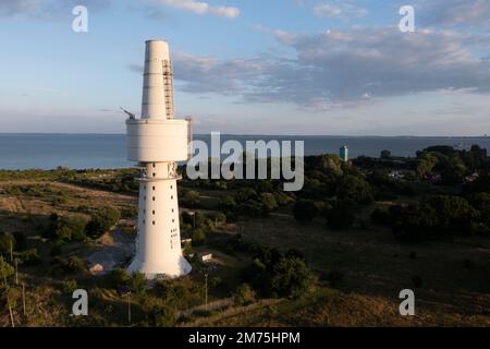 Drohnenfoto, Drohnenfoto, Hörturm in der Nähe von Pelzerhaken, alter Telekommunikationsturm, Blick auf die Ostseeküste, bei Sonnenuntergang, Neustadt in Stockfoto
