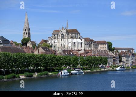 Cathedrale Saint-Etienne auf dem Fluss Yonne, Auxerre, Departement Yonne, Region Bourgogne-Franche-Comte, Burgund, Frankreich Stockfoto