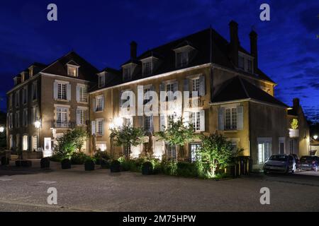 Hotel de la Poste et du Lion Dori m Last daylight, Blue Hour, Vezelay, Departement Yonne, Region Bourgogne-Franche-Comte, Burgund, Frankreich Stockfoto