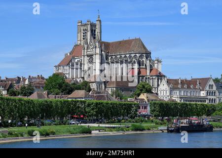 Cathedrale Saint-Etienne auf dem Fluss Yonne, Auxerre, Departement Yonne, Region Bourgogne-Franche-Comte, Burgund, Frankreich Stockfoto