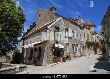 Weinladen in einer Allee, Vezelay, Departement Yonne, Region Bourgogne-Franche-Comte, Burgund, Frankreich Stockfoto