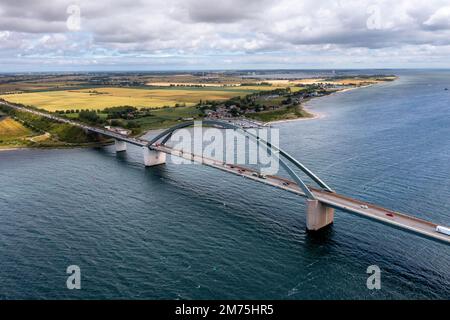 Drohnenfoto, Drohnenfoto, Fehmarnsundbrücke über die Ostsee, Lkw- und Autoverkehr, Blick über die Küste, Sandstrand und Hafen, Fehmarn Stockfoto