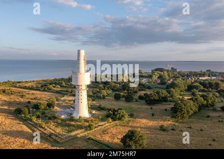 Drohnenfoto, Drohnenfoto, Hörturm in der Nähe von Pelzerhaken, alter Telekommunikationsturm, Blick auf die Ostseeküste, bei Sonnenuntergang, Neustadt in Stockfoto