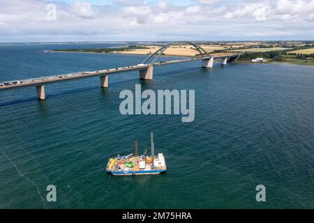 Drohnenfoto, Drohnenschuss, Fehmarnsundbrücke über die Ostsee, LKW- und Autoverkehr, Bohrschiff, Arbeitsschiff, um den Tunnel zu inspizieren, Fehmarn Stockfoto