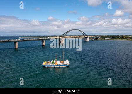 Drohnenfoto, Drohnenschuss, Fehmarnsundbrücke über die Ostsee, LKW- und Autoverkehr, Bohrschiff, Arbeitsschiff, um den Tunnel zu inspizieren, Fehmarn Stockfoto