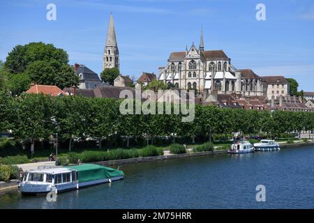 Cathedrale Saint-Etienne auf dem Fluss Yonne, Auxerre, Departement Yonne, Region Bourgogne-Franche-Comte, Burgund, Frankreich Stockfoto