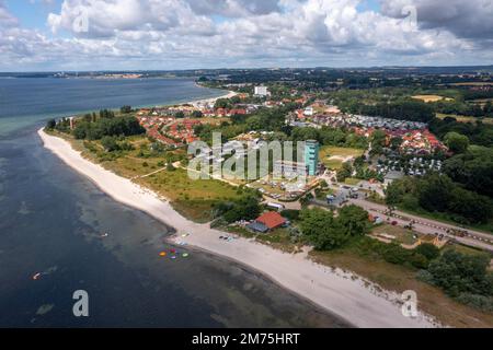 Drohnenfoto, Drohnenfoto, Bezirk Pelzerhaken, Blick auf die Ostseeküste mit Strand, Ferienhäuser, Radweg entlang der Küste, weiter Blick nach Neustadt in Stockfoto