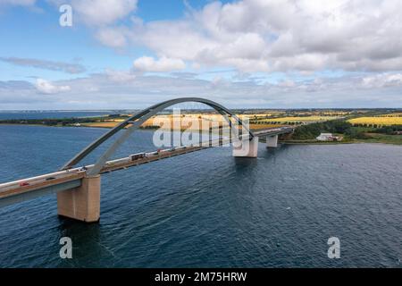 Drohnenfoto, Drohnenfoto, Fehmarnsundbrücke über die Ostsee, Lkw- und Pkw-Verkehr, Fehmarn-Insel, Schleswig-Holstein, Deutschland Stockfoto