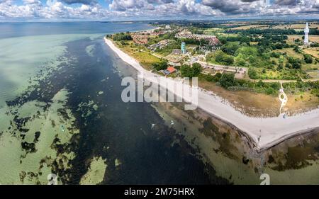 Panoramafoto, Drohnenfoto, Drohnenfoto, Bezirk Pelzerhaken, Blick auf die Ostseeküste mit Strand, Ferienhäuser, Küstenradweg, horst Stockfoto