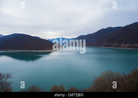 Georgien : 20-11-2022: 10Mountain See des Zhinvalskoe Reservoir, Georgien. Das wunderschöne Wasserreservoir am Fluss Aragvi, der obere Teil in der Nähe der Anan Stockfoto