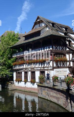 Fachwerkhaus im Viertel La Petite France, Restaurant Maison des Tanneurs, Straßburg, Elsass, Frankreich Stockfoto