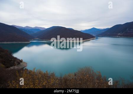 Georgien : 20-11-2022: 10Mountain See des Zhinvalskoe Reservoir, Georgien. Das wunderschöne Wasserreservoir am Fluss Aragvi, der obere Teil in der Nähe der Anan Stockfoto