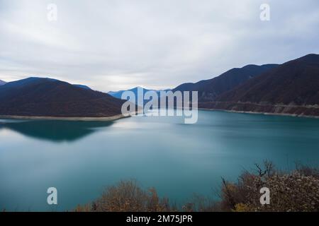 Georgien : 20-11-2022: 10Mountain See des Zhinvalskoe Reservoir, Georgien. Das wunderschöne Wasserreservoir am Fluss Aragvi, der obere Teil in der Nähe der Anan Stockfoto