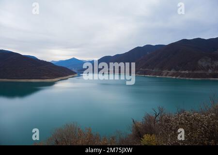 Georgien : 20-11-2022: 10Mountain See des Zhinvalskoe Reservoir, Georgien. Das wunderschöne Wasserreservoir am Fluss Aragvi, der obere Teil in der Nähe der Anan Stockfoto