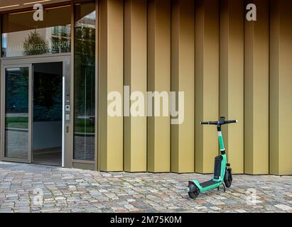 E-Roller vor Wohngebäude in Berlin geparkt Stockfoto