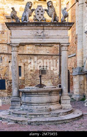 Historischer Brunnen auf der Piazza Grande, Montepulciano, Toskana, Italien Stockfoto