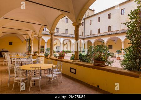 Innenhof des Palazzo Piccolomini, mit Blumen und Pflanzen dekoriert, Pienza, Toskana, Italien Stockfoto