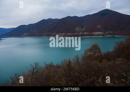 Georgien : 20-11-2022: 10Mountain See des Zhinvalskoe Reservoir, Georgien. Das wunderschöne Wasserreservoir am Fluss Aragvi, der obere Teil in der Nähe der Anan Stockfoto