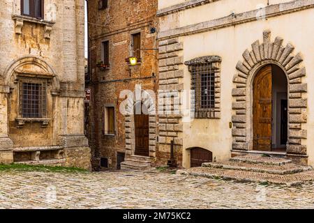 Eintritt zu Häusern auf der Piazza Grande, Montepulciano, Toskana, Italien Stockfoto