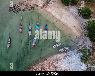 Luftlinie kleiner Fischerboote, Relax Bay Beach, Koh Lanta, Thailand, Ko Lanta, Krabi, Thailand Stockfoto