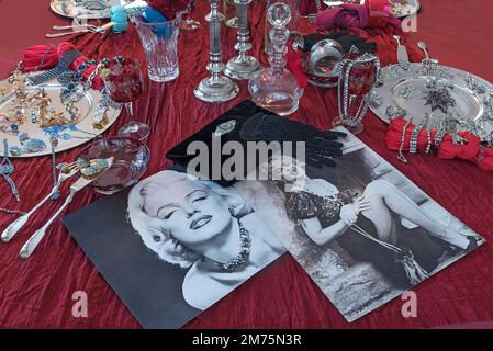 Fotos der alten Marilyn Monroe mit Accessoires und Strassschmuck auf Silberplatten, Bayern, Deutschland Stockfoto