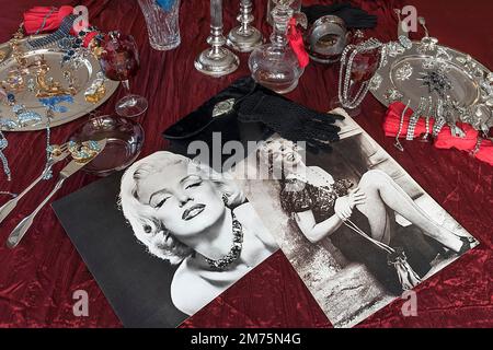 Fotos der alten Marilyn Monroe mit Accessoires und Strassschmuck auf Silberplatten, Bayern, Deutschland Stockfoto