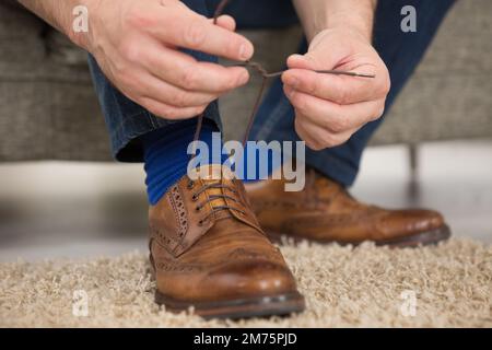 Pflegt die Schnürsenkel der Schuhe Stockfoto