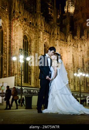 02-22-2014 Mailand , Italien. Die allgegenwärtigen chinesischen Hochzeitspaare dieses Mal in Mailand mit der Mailänder Kathedrale im Hintergrund Stockfoto