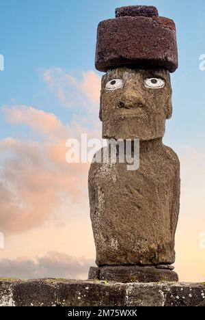 Nahaufnahme eines wiederaufgebauten Moai in Ahu Tahai mit restauriertem Pukao und Nachbildung von Korallenaugen, Osterinsel, Chile Stockfoto