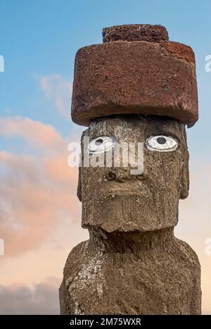 Nahaufnahme eines wiederaufgebauten Moai in Ahu Tahai mit restauriertem Pukao und Nachbildung von Korallenaugen, Osterinsel, Chile Stockfoto