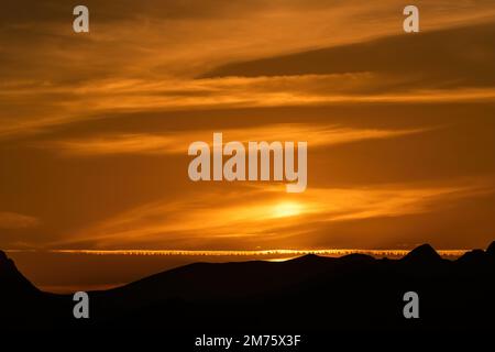 Ein roter Sonnenuntergang über den Bergen in der Türkei Stockfoto