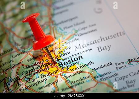 Eine Stecknadel auf einer Karte von Nordamerika, die den Standort der Stadt Boston markiert