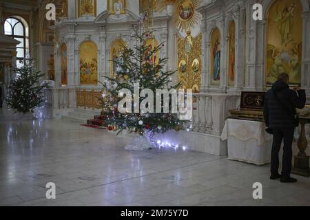 Odessa, Ukraine. 07. Januar 2023. Der Gemeindemitglied wird beim Beten an der Verkörperungskirche gesehen. Orthodoxe Gläubige feiern Weihnachten. Die Geburt Christi (in der russisch-orthodoxen Kirche - die Geburt im Fleisch des Herrn Gottes und unseres Erlösers Jesus Christus) ist einer der wichtigsten christlichen Feiertage, die zu Ehren der Geburt Jesu Christi von der Jungfrau Maria gegründet wurden. Kredit: SOPA Images Limited/Alamy Live News Stockfoto