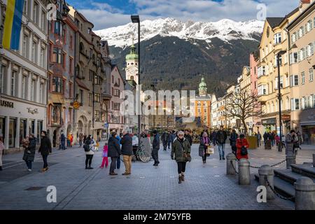 Innsbruck, Österreich - 2022. Dezember: Hauptplatz der Stadt vor der Maria-Theresien-Straße, Innsbruck. Der Gipfel der Hafelekarspitze im Background Tower Stockfoto