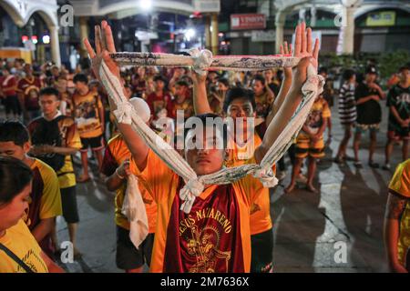 Manila, Metro Manila, Philippinen. 8. Januar 2023. Ein philippinischer katholischer Anhänger betet während des Walk of Faith im Rahmen der jährlichen Feier des Fests des Schwarzen Nazarens am 08. Januar 2023 in Manila. (Kreditbild: © Earvin Perias/ZUMA Press Wire) Stockfoto