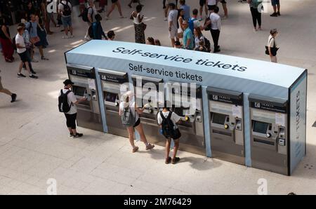 Leute, die Tickets an Automaten in Waterloo kaufen Stockfoto