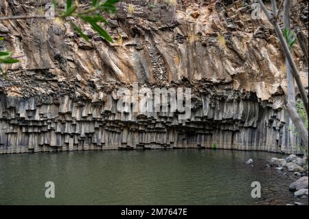 Der Hexagon Pool Breichat HaMeshushim ist ein natürlicher Pool am Meshushim River im Yehudiya Forest Nature Reserve, den zentralen Golanhöhen. - Nein Stockfoto