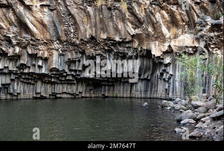 Der Hexagon Pool Breichat HaMeshushim ist ein natürlicher Pool am Meshushim River im Yehudiya Forest Nature Reserve, den zentralen Golanhöhen. - Nein Stockfoto