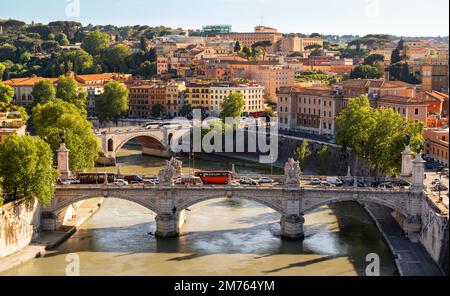 Panorama von Rom, Italien, Europa. Schöne Brücken über den Tiber im Stadtzentrum von Rom. Malerischer Blick auf die alten Gebäude Roms, wunderschöne Landschaft o Stockfoto