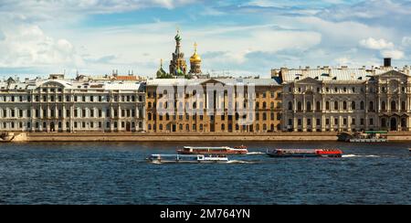 Panorama von Sankt Petersburg, Russland. Touristenboote fahren auf dem Fluss Neva, Skyline im Sommer. St. Petersburg ist eines der beliebtesten Reiseziele in Russland. Bis Stockfoto