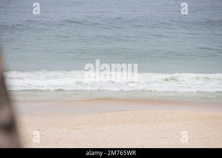 Leerer copacabana-Strand an einem bewölkten Tag in Rio de Janeiro. Stockfoto