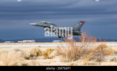 Eine F-16 Fighting Falcon, die der 416. Testschwadron, 412. Testflügel, zugeteilt wurde, startet vom Luftwaffenstützpunkt Edwards, Kalifornien, 4. Januar 2023. (Air Force Foto von Giancarlo Casem) Stockfoto