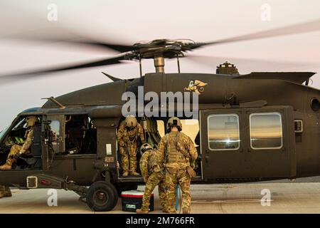 Besatzungsmitglieder mit dem 3. Angriffs-Helikopter-Bataillon, dem 142. Luftfahrtregister, Teil der Task Force Spartan, entladen Ausrüstung nach einer erfolgreichen Schießübung in Camp Buehring, Kuwait. Feuerübungen sind wichtig, um Soldaten auf potenzielle Einsätze vorzubereiten. (USA Armeefoto von Sergeant Gabriel Washington) Stockfoto