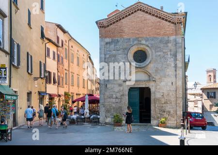 Volterra, Italien-august 8,2020: Leute, die an einem sonnigen Tag in Volterra spazieren gehen. Stockfoto