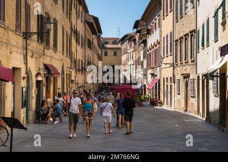 Volterra, Italien-august 8,2020: Leute, die an einem sonnigen Tag in Volterra spazieren gehen. Stockfoto